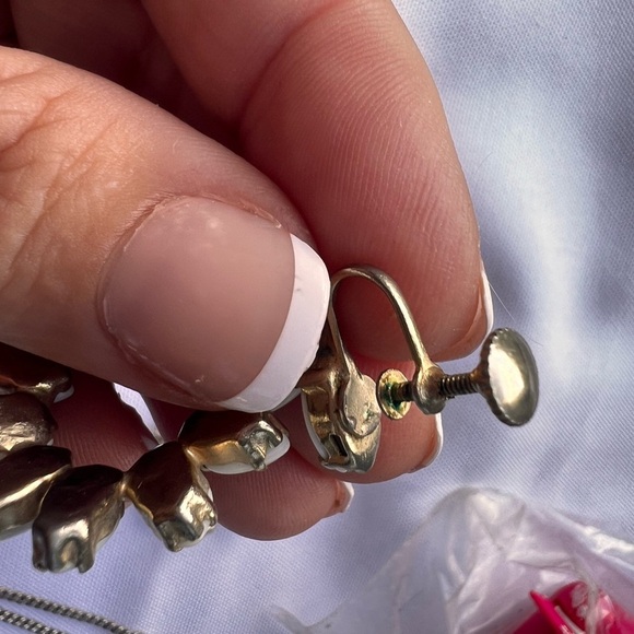 Vintage white milk glass tassel screw back drop earrings - Picture 4 of 6